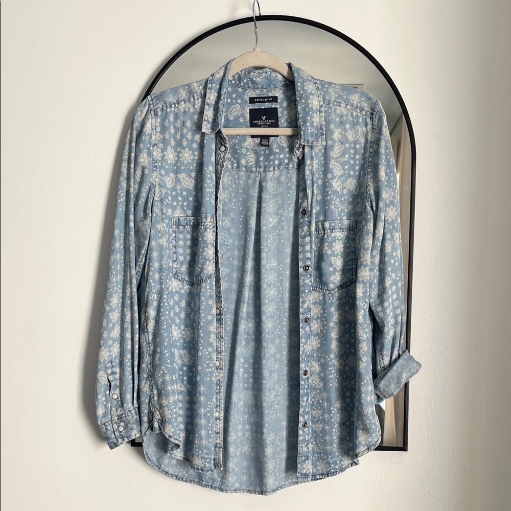 🎉5/$25 Light Blue Paisley Print Button-Up Shirt